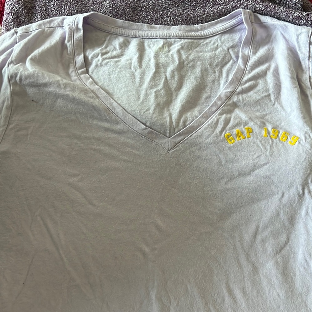 Gap v-neck tshirt
